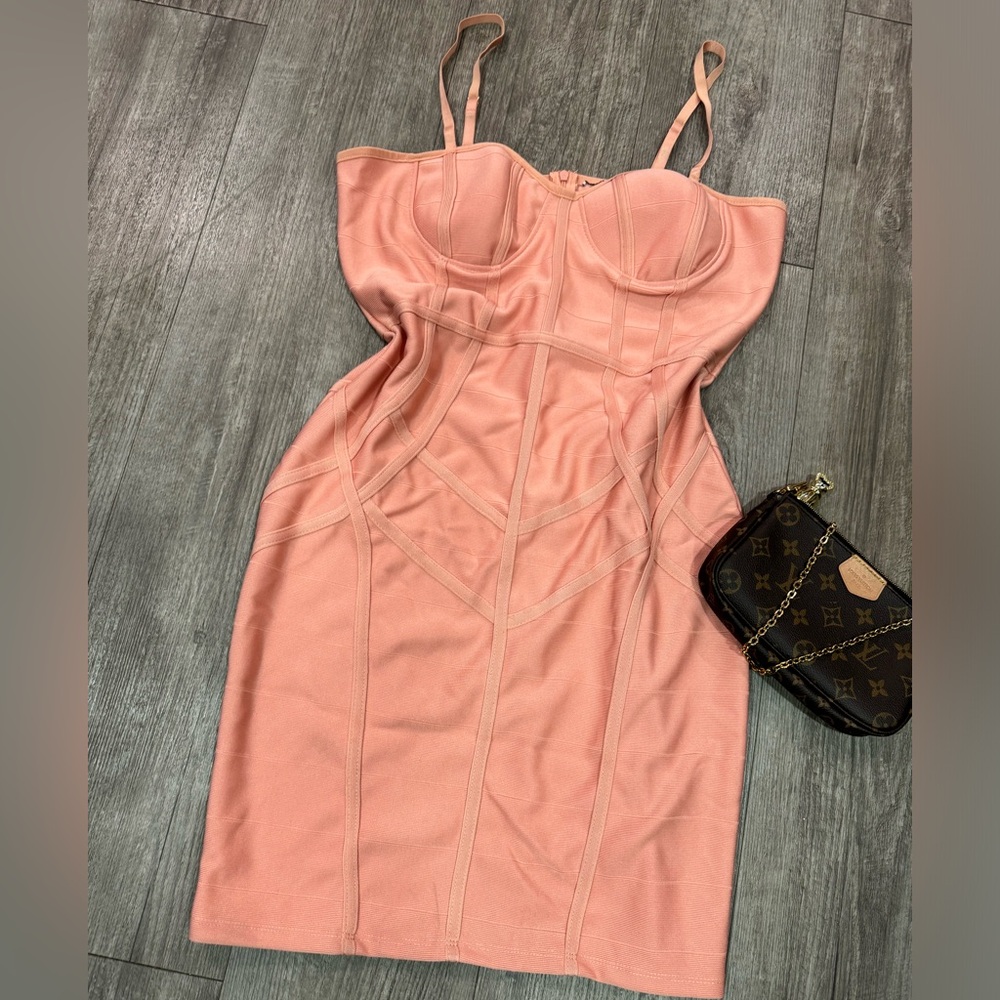 BUNDLE 2 ITEMS FOR $8✨

🌸BOUTIQUE geometric bodycon dress ✨ - Picture 5 of 11